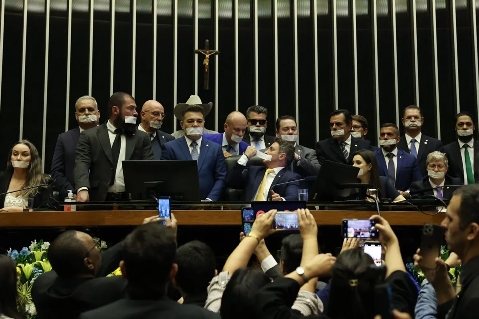 Corregedoria recomenda suspensão de 3 deputados por motim na Câmara