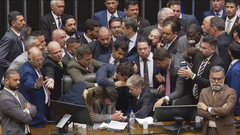 Motta decide indicar afastamento de 5 deputados após motim na Câmara