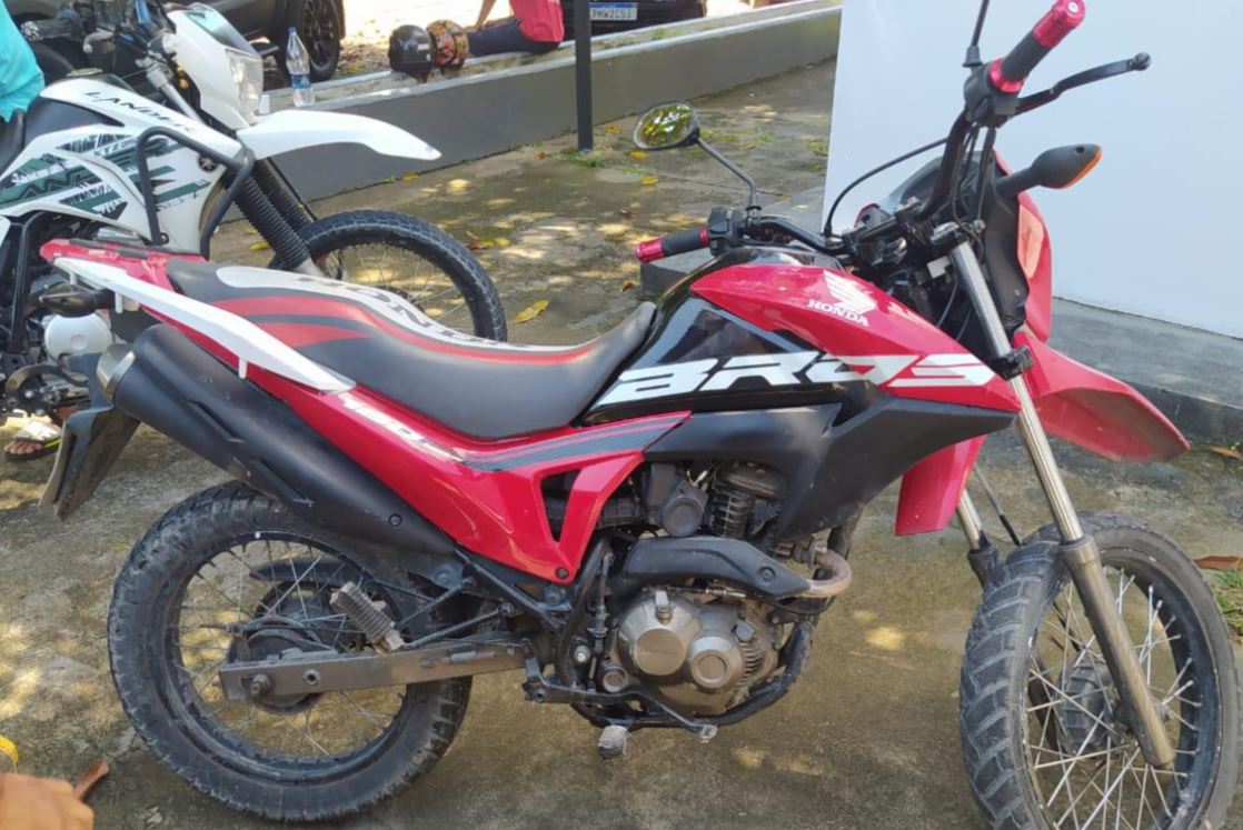 Homem é preso enquanto passeava em motocicleta roubada em Manaus