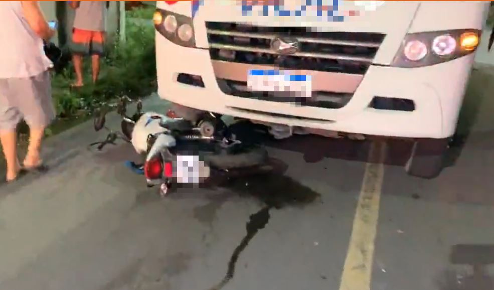 Motociclista é arrastado por rua após ir parar debaixo de ônibus em Manaus