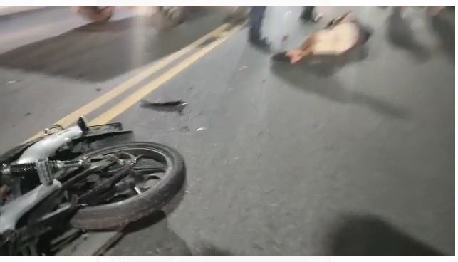 Motociclistas ficam gravemente feridos em acidente com carro em Manaus