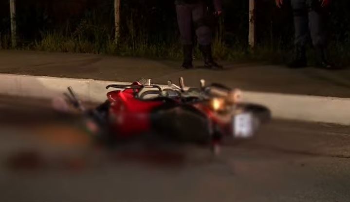 Motociclista é baleado ao tentar 'furar' blitz e atropelar PM em Manaus