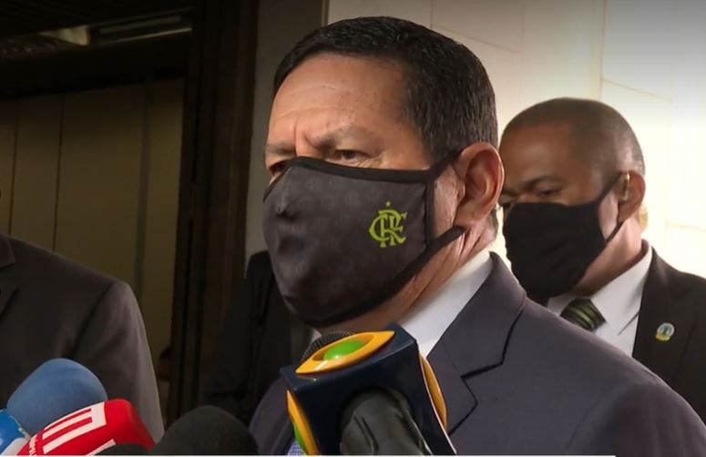 Mourão diz que Pazuello deve ser punido por participar de ato com Bolsonaro