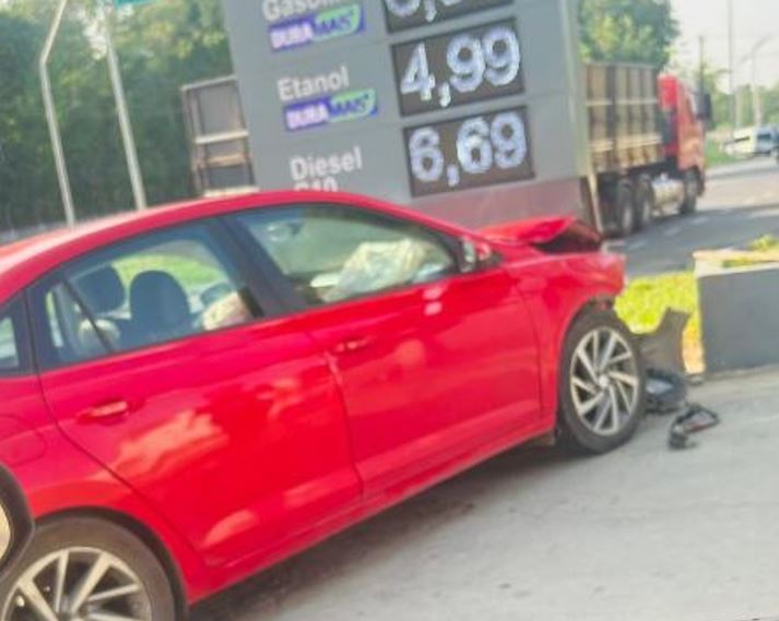 Carro invade posto de combustíveis na Avenida do Turismo e causa estragos