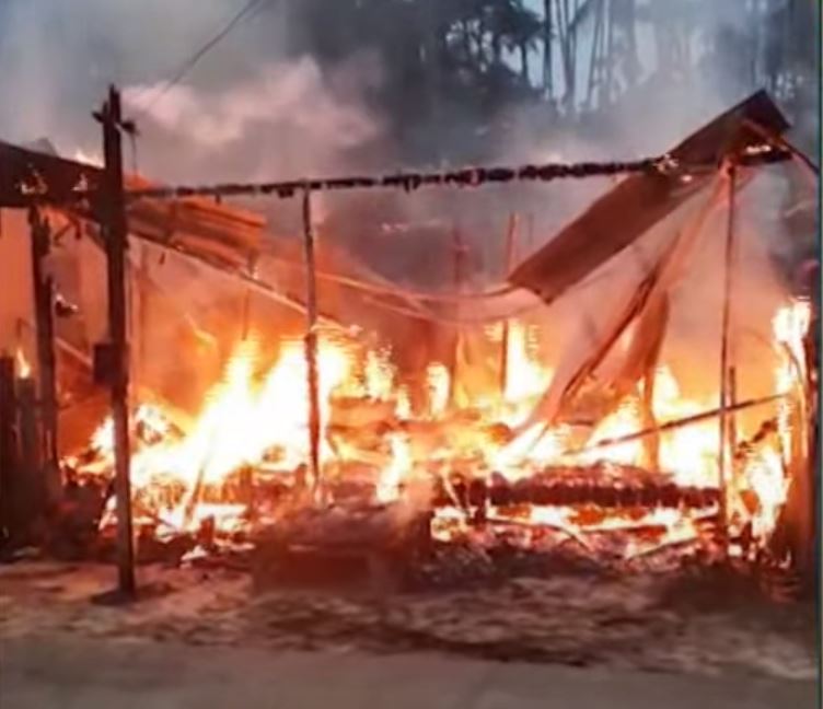 Incêndio "engole" casa e queima outras duas no Amazonas 