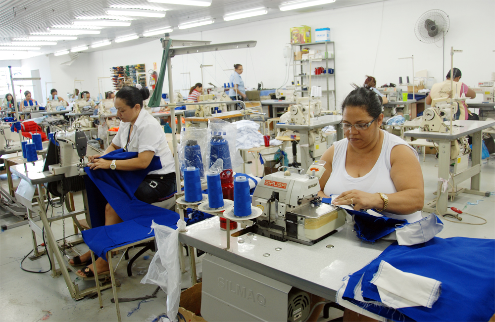 Mesmo trabalhando mais, mulheres ganham 21% menos que os homens