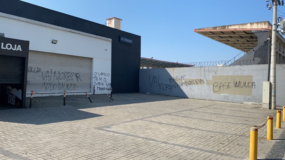 Muro de São Januário é pichado com ameaças após nova derrota do Vasco