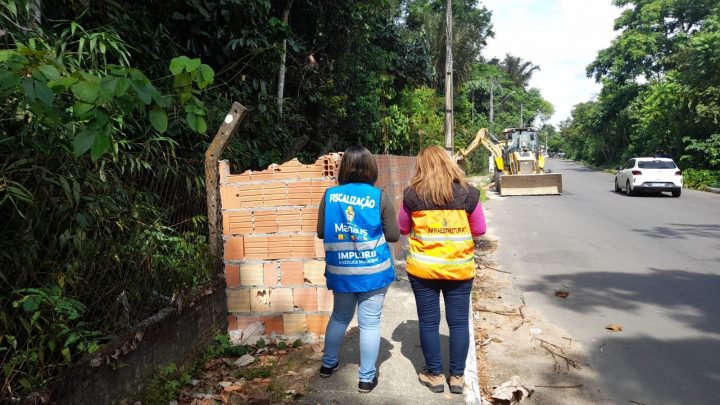 Muro construído irregularmente no entorno do aeroporto de Manaus é demolido