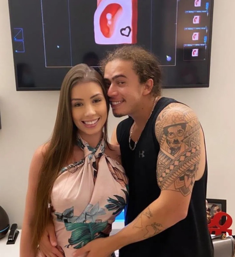 Fãs mandam mensagem de apoio a Whindersson e Maria após morte do filho