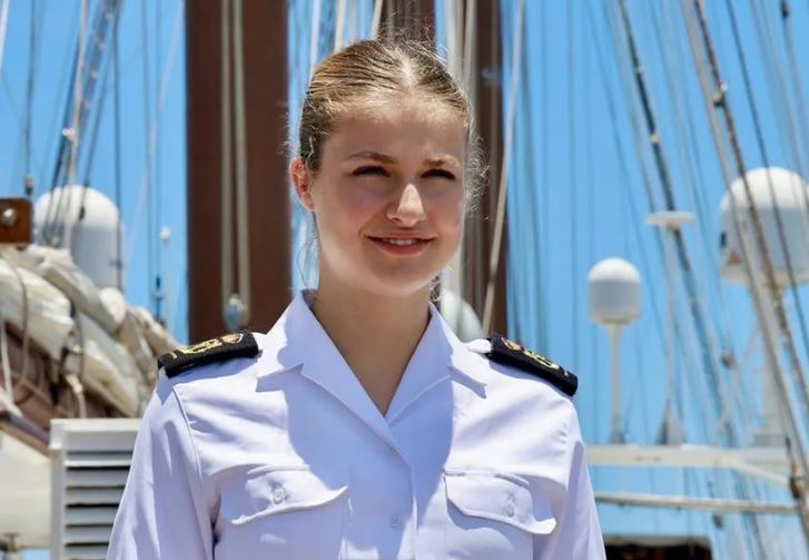 Futura rainha da Espanha chega ao Brasil para treinamento militar
