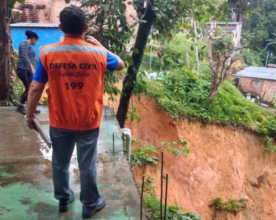 Defesa Civil emite alerta de risco de deslizamentos de terra em Manaus