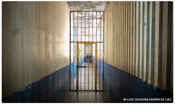 STF adia decisão sobre revista íntima em presídios