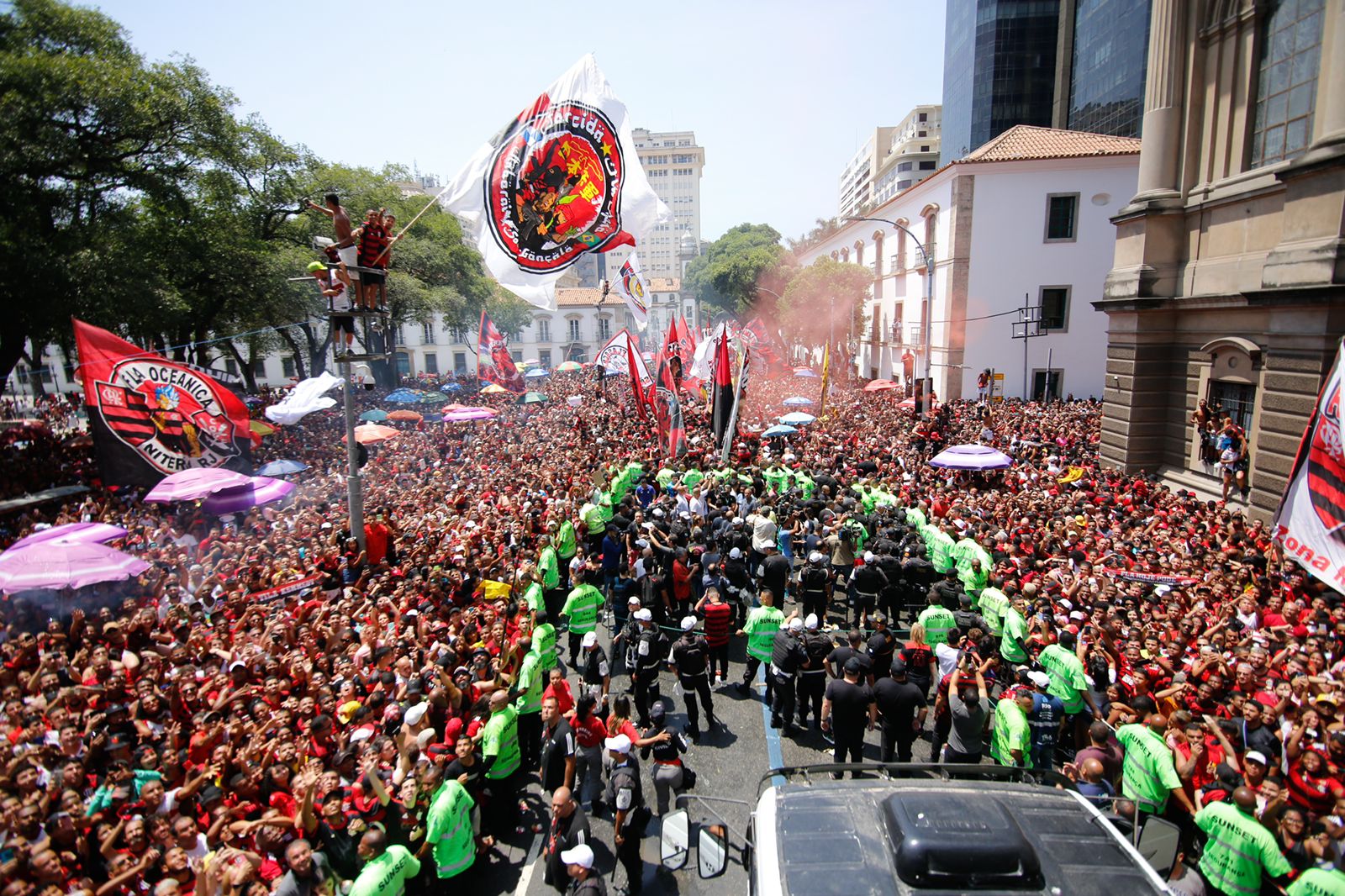 Torcida transforma Rio em carnaval para comemorar título do Flamengo