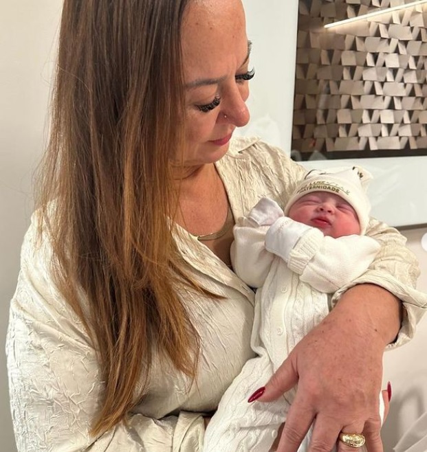 Mãe de Neymar mostra fotos inéditas com a terceira neta, Helena. Veja