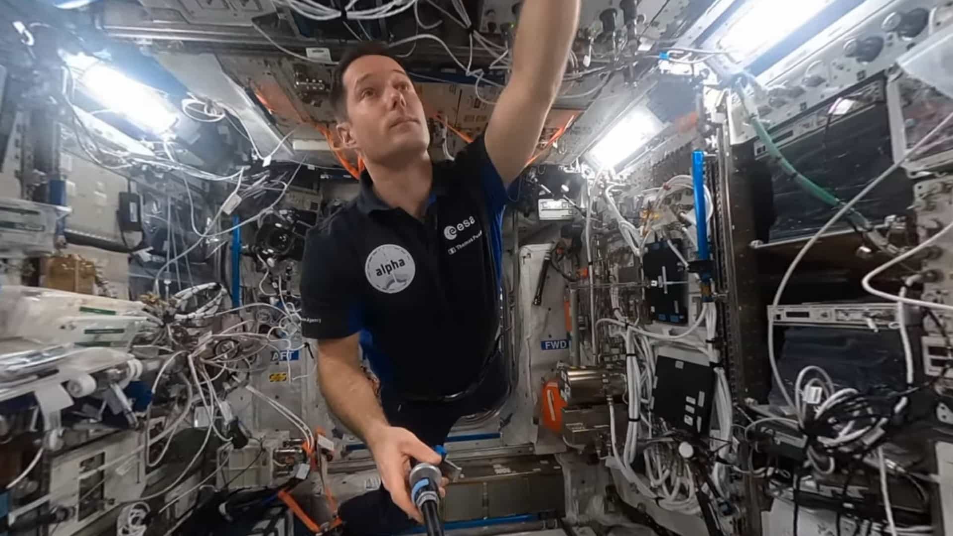 Vídeo compartilhado por astronauta mostra como é "andar" em gravidade zero