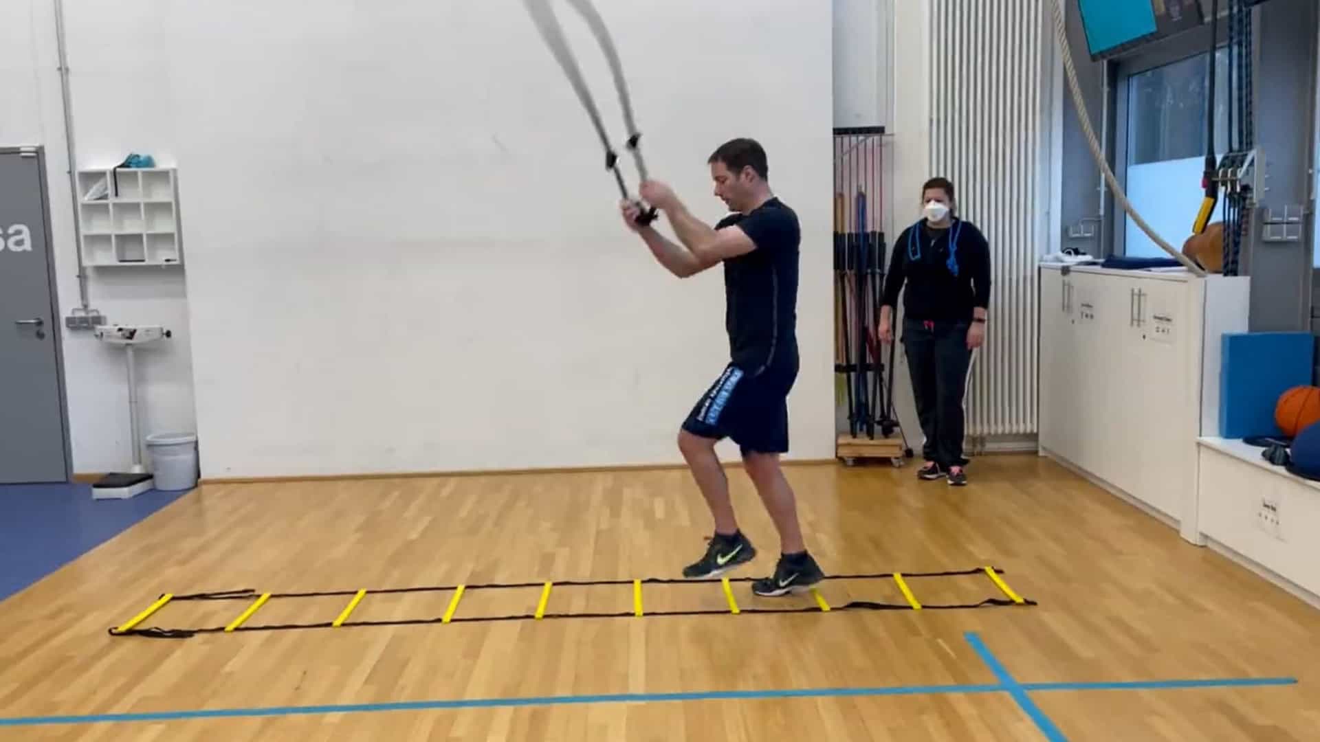 Astronauta compartilha vídeos de 'reabilitação' após voltar do Espaço