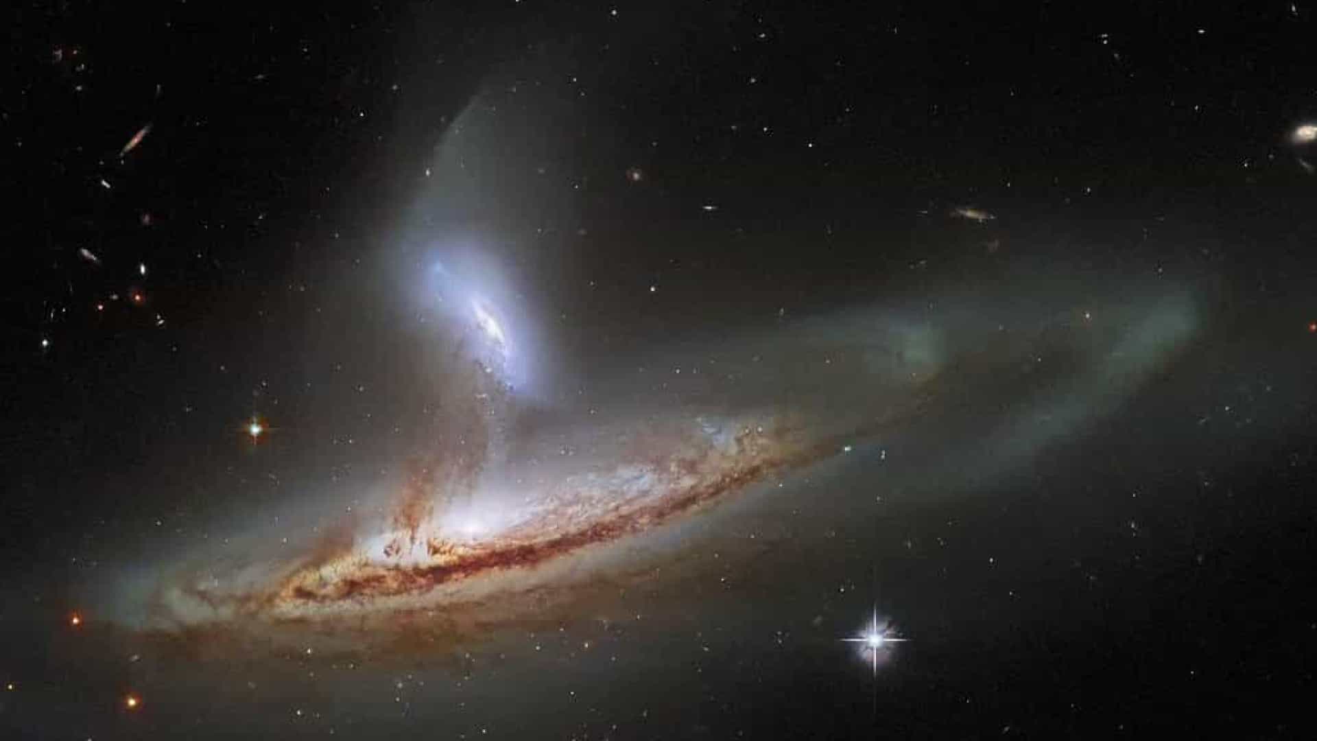 Hubble fotografou uma galáxia sugando material cósmico