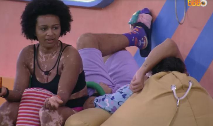 Natália diz que era fã de Maria antes de atriz jogar balde em sua cabeça