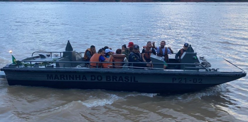 Nove pessoas ficam à deriva no Rio Solimões após naufrágio de embarcação 
