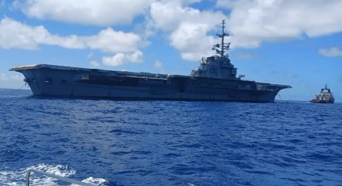 Navio fantasma flutua no mar de Pernambuco há 3 meses sem tripulantes