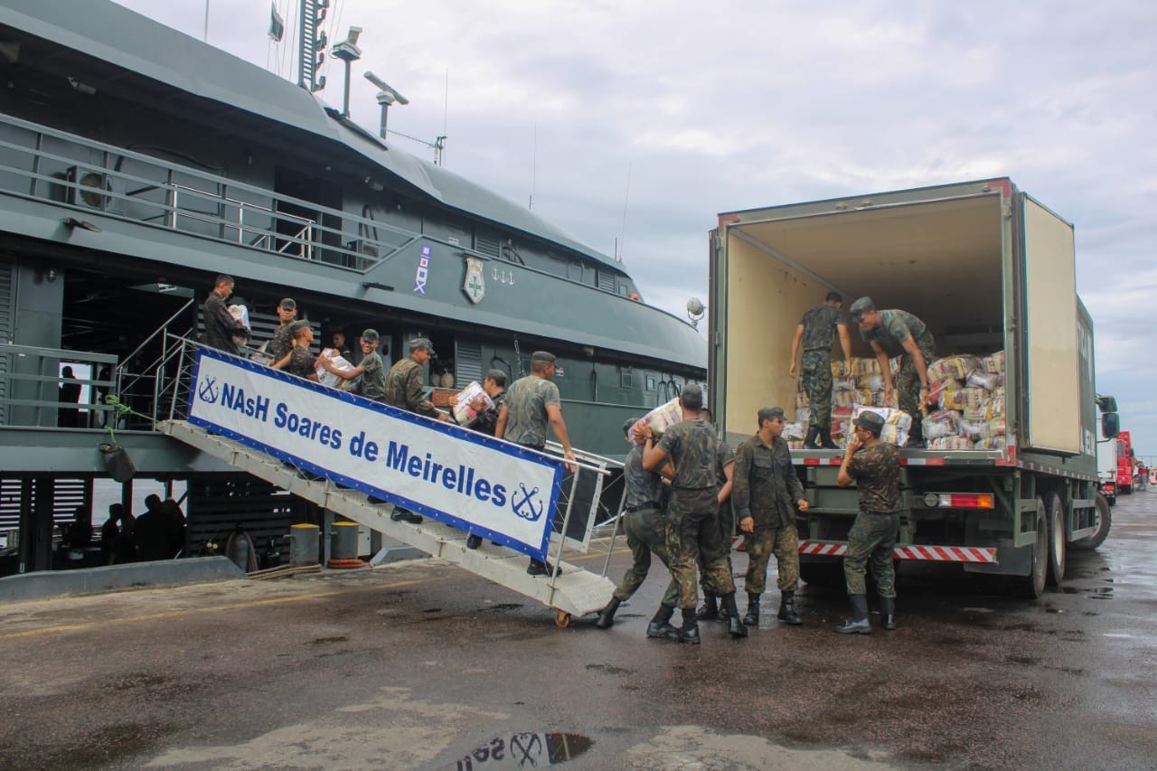 Marinha entrega mais de 3 mil cestas básicas em cidade afetada pela seca no Amazonas