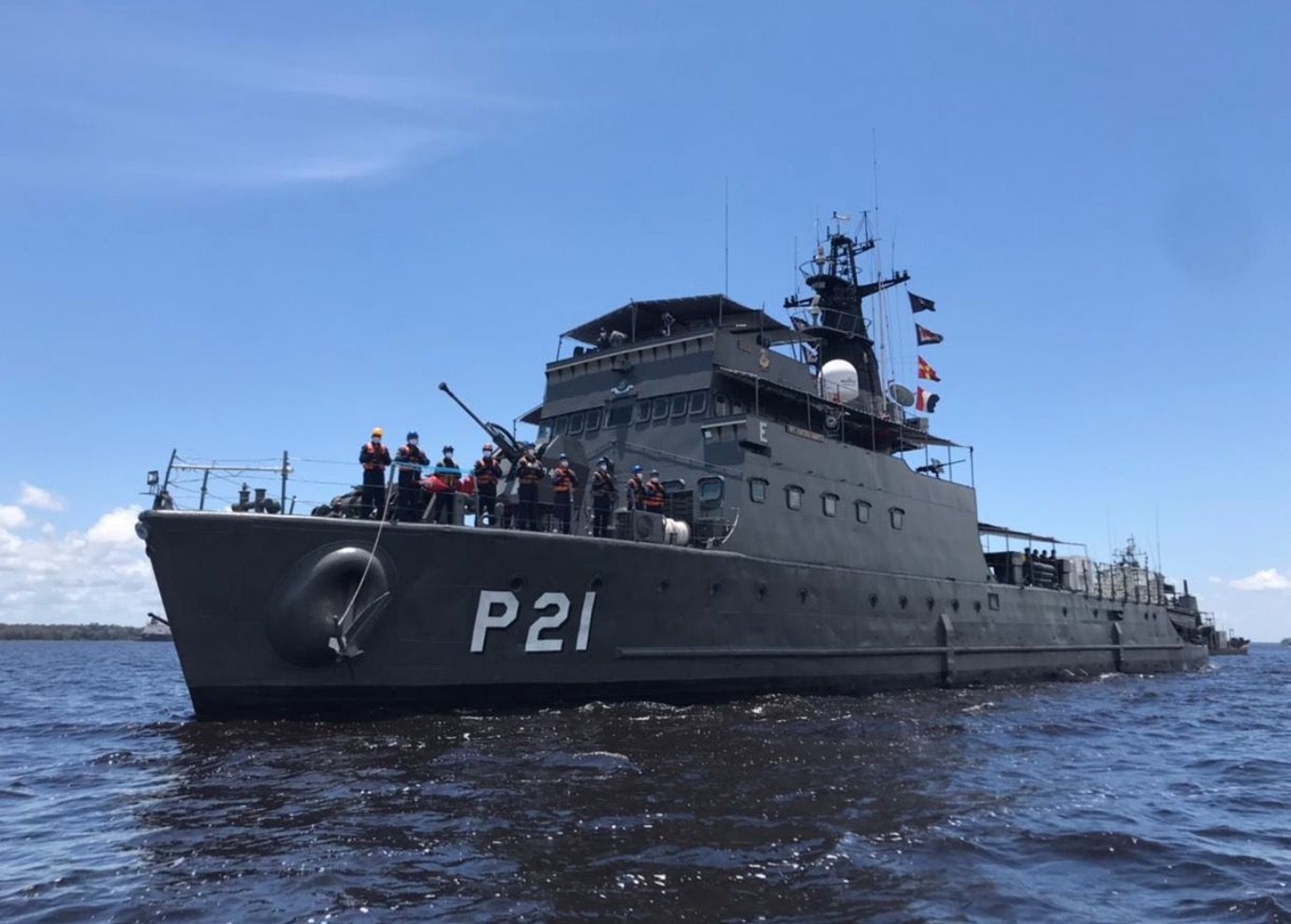 Navios da Marinha levam usinas de oxigênio para 4 municípios do Amazonas