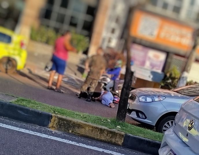 Mulher fica ferida em acidente entre carro e moto na Av. Djalma Batista