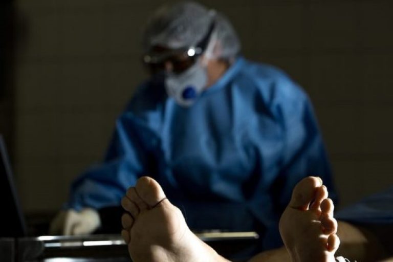 Grupo mata homem a pauladas e facadas na frente de populares no Amazonas