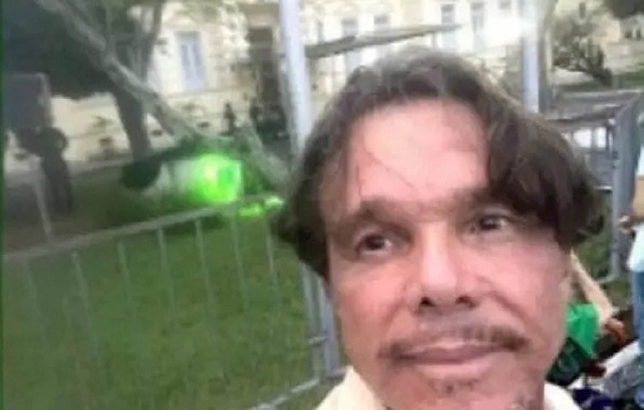 Cantor Netinho passa Natal em acampamento bolsonarista na Bahia 