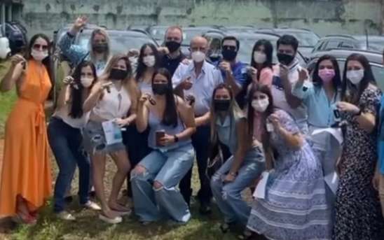 Prefeito presenteia 15 netos com carros de luxo e viraliza  