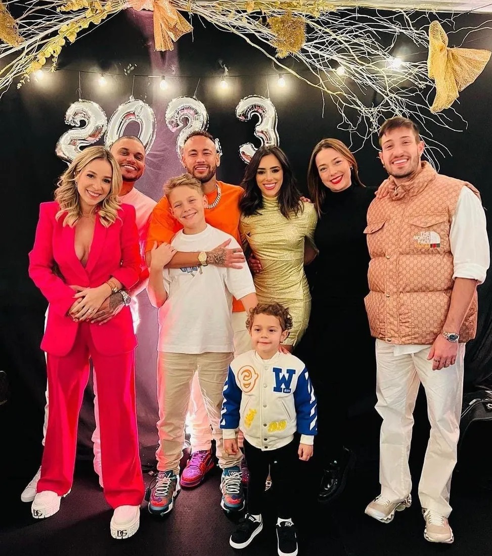 Neymar passa a virada do ano na França com Bruna Biancardi