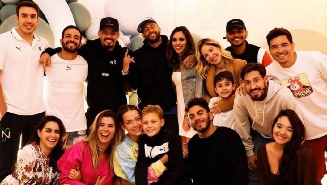 Neymar e Bruna aparecem abraçados publicamente pela 1ª vez em foto