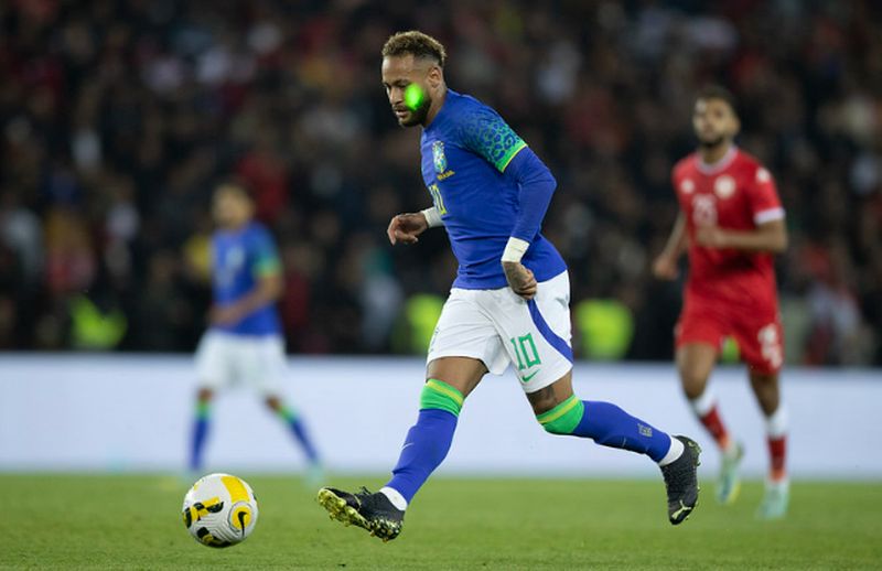 Racismo, porrada no Neymar e Hino vaiado unem seleção a dois meses da Copa