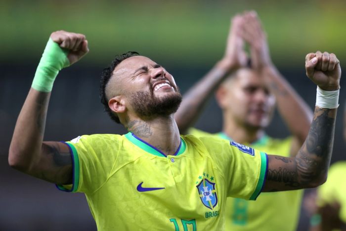 Neymar ganha homenagem como maior goleador do Brasil contra seleções