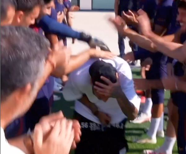 Neymar vai a CT do PSG se despedir e passa por corredor polonês; veja