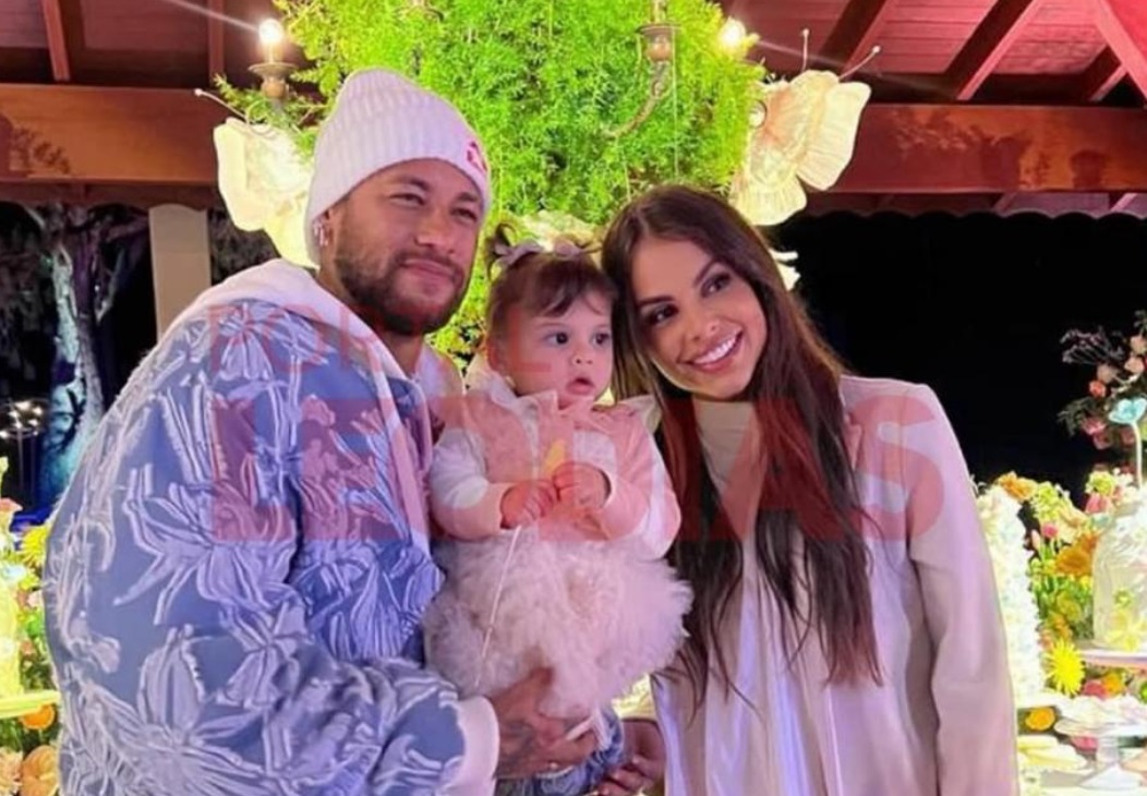 Neymar Jr. e Amanda Kimberlly posam juntos em aniversário de Helena