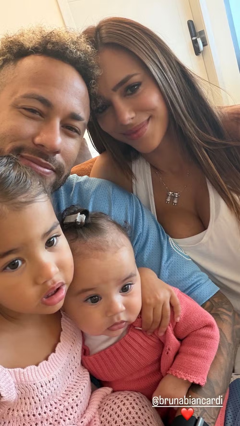 Neymar encanta com foto ao lado de Bruna Biancardi e duas filhas