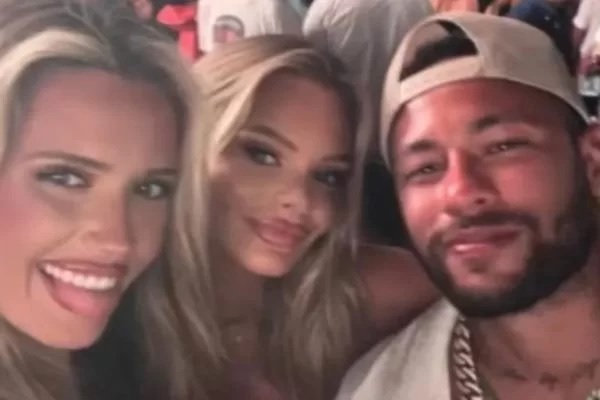 Neymar curte balada em Ibiza e posa ao lado de modelos gringas 