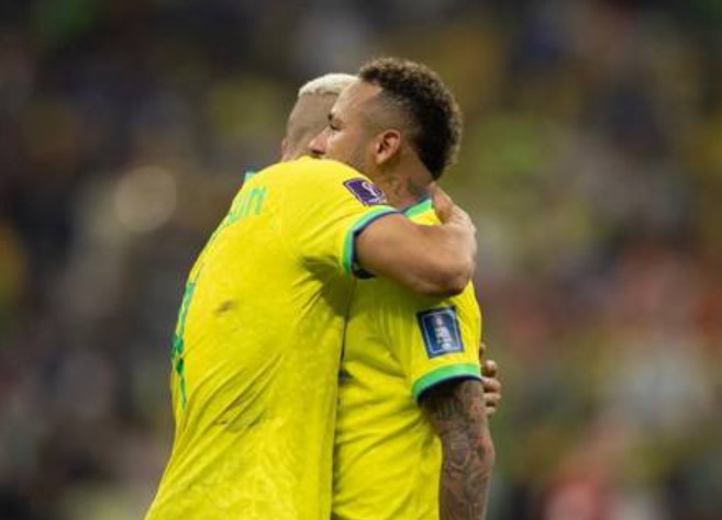 Neymar recebe apelos e deve seguir defendendo seleção após a Copa