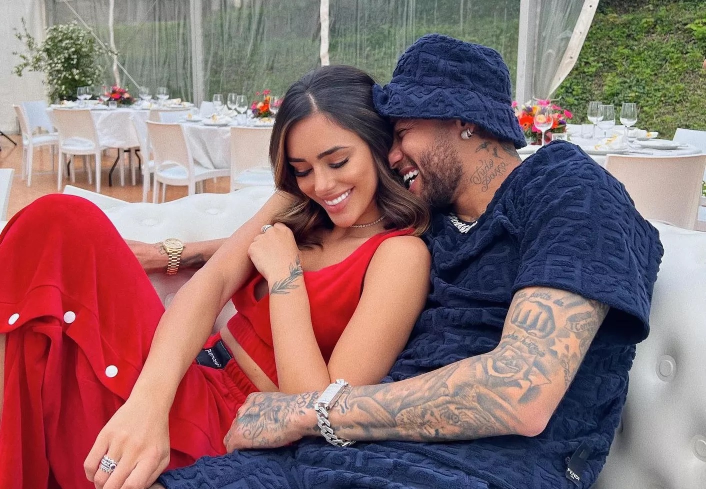 Neymar surge em clima de romance com namorada e ganha declaração: ‘te amo’