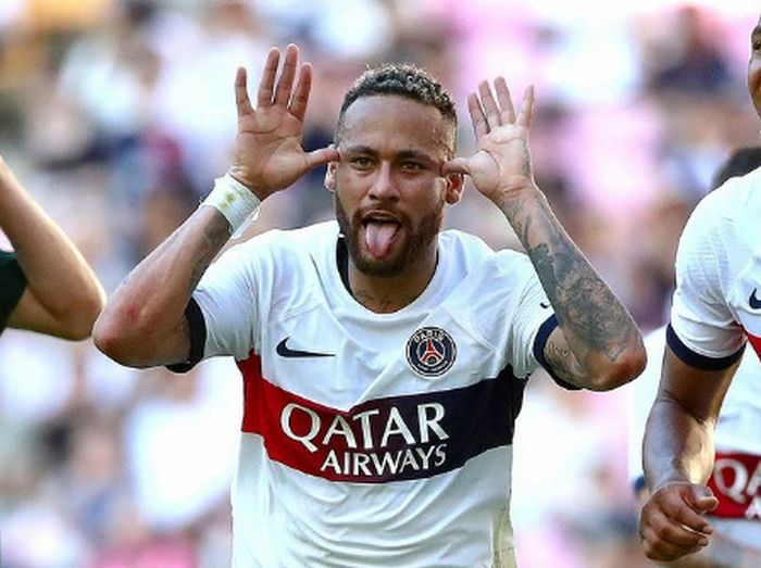 Neymar volta a jogar após 5 meses e brilha em vitória do PSG com dois gols