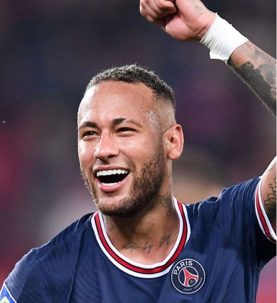 Neymar dá cartada e renova com o PSG até 2027