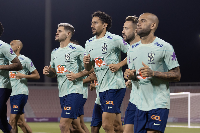 Neymar treina no campo e avança na recuperação de lesão durante a Copa