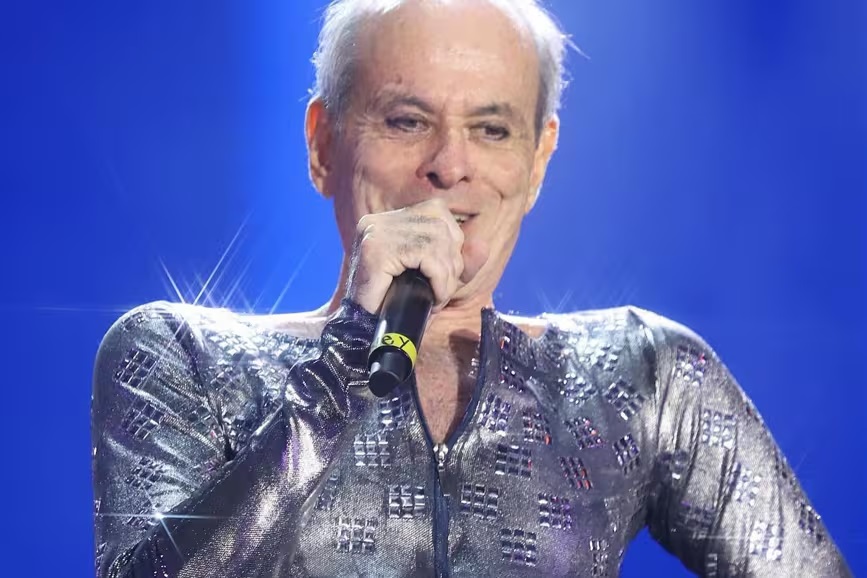 Após internação, Ney Matogrosso ironiza boato de que estaria com problemas de saúde 