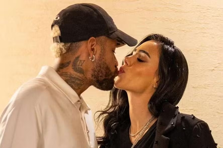 Neymar posta clique romântico beijando Bruna Biancardi