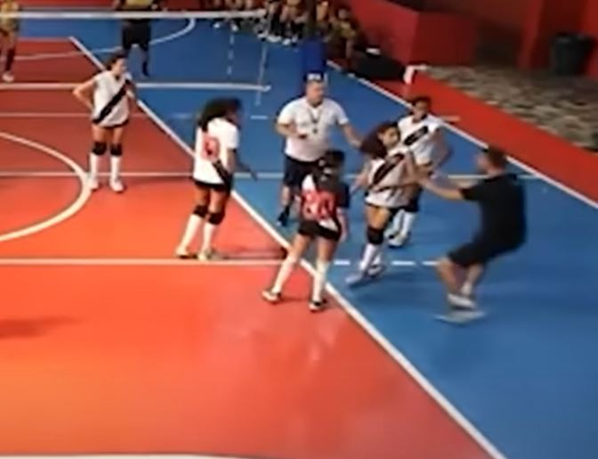 Técnico de vôlei do Vasco agride jogadora do sub-17 em quadra e é demitido