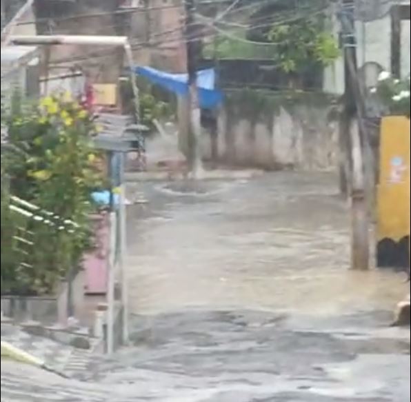 Ruas viram rios e barranco desliza durante chuva intensa em Manaus