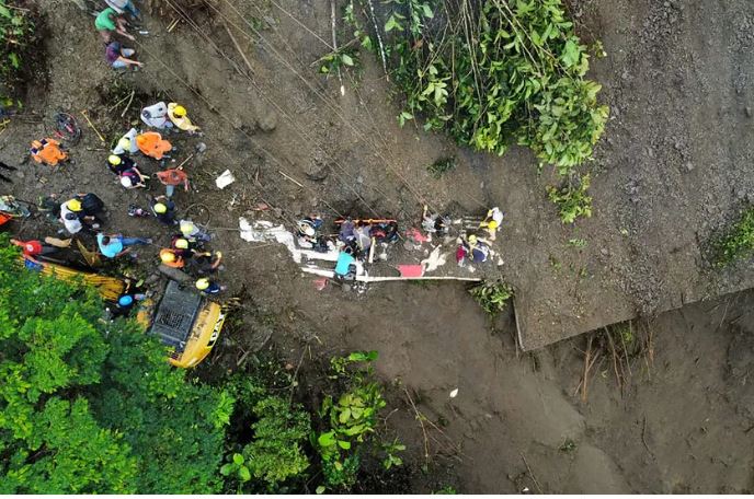 Deslizamento de terra 'engole' ônibus em estrada e mata 27 pessoas 