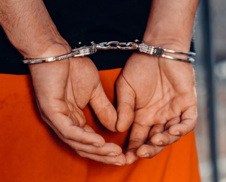 Homem rouba assaltante durante prisão em Manaus