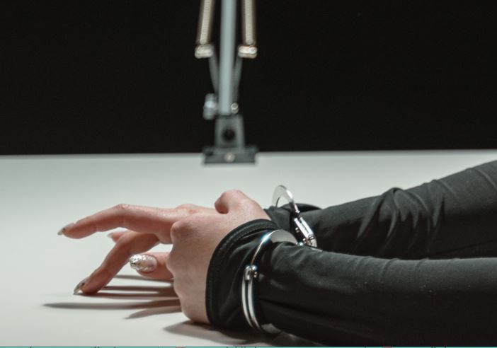 Mãe é presa por agredir bebê e criança de 6 anos em Manaus 